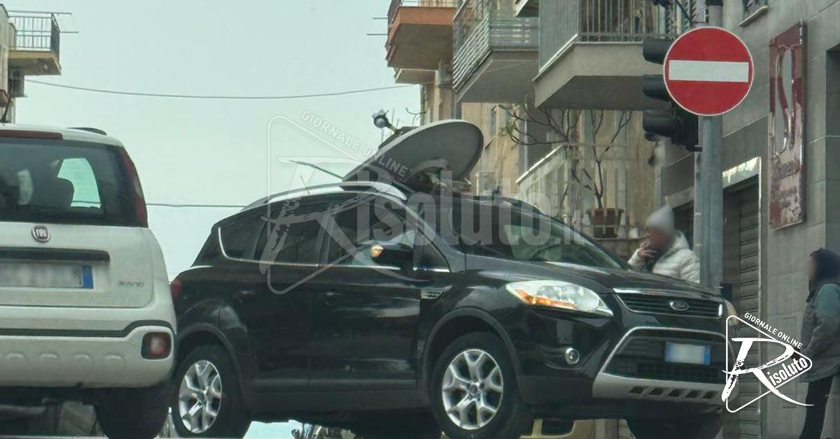 Raffiche di vento a Sciacca, antenna finisce sul tetto di una vettura in transito