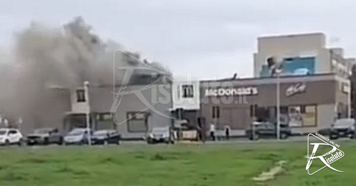 Incendio al McDonald’s di Gela, fumo nero dalla cucina e locale evacuato