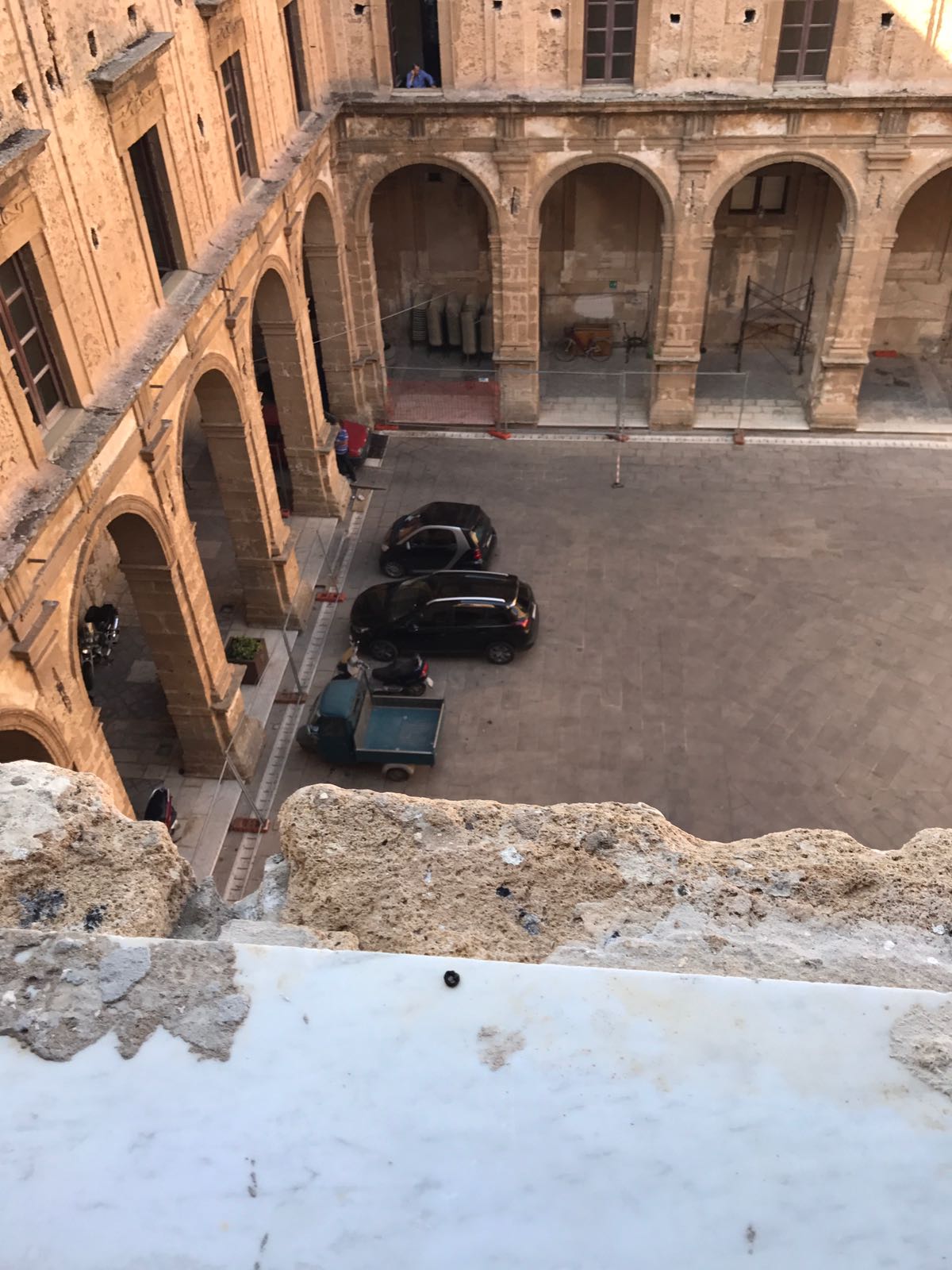 Sciacca, distacco di calcinacci dal palazzo di città