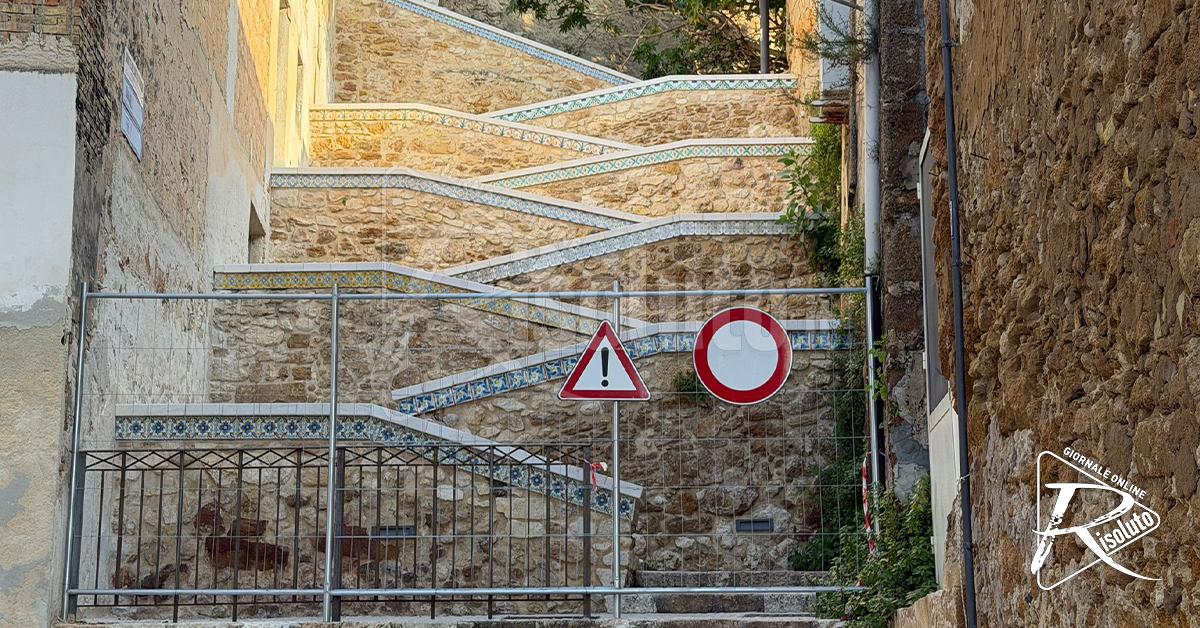 Il muro crollato in via San Paolo a Sciacca, chiusa la scala a zig zag
