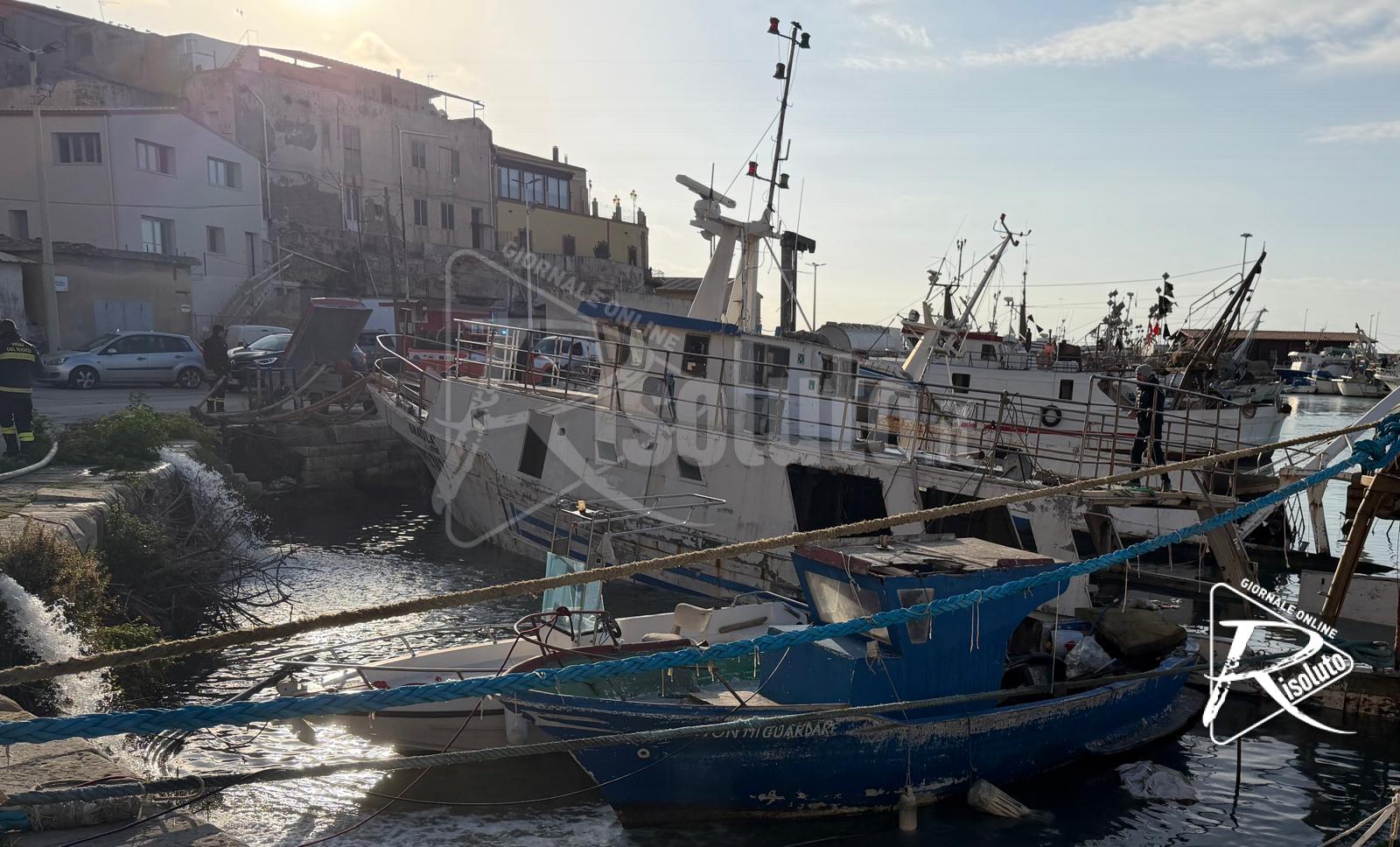Porto di Sciacca, barca rischia di affondare dopo le piogge: intervengono i vigili del fuoco