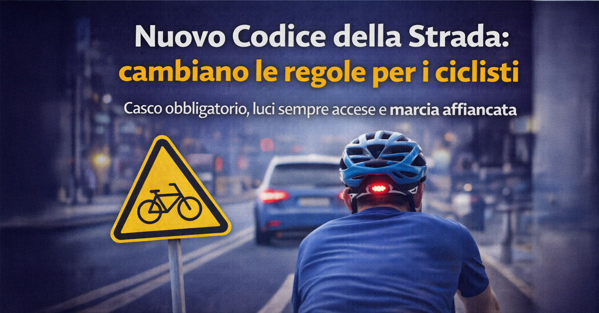 Nuovo Codice della Strada, nuove regole per i ciclisti: casco obbligatorio, luci sempre accese e marcia affiancata