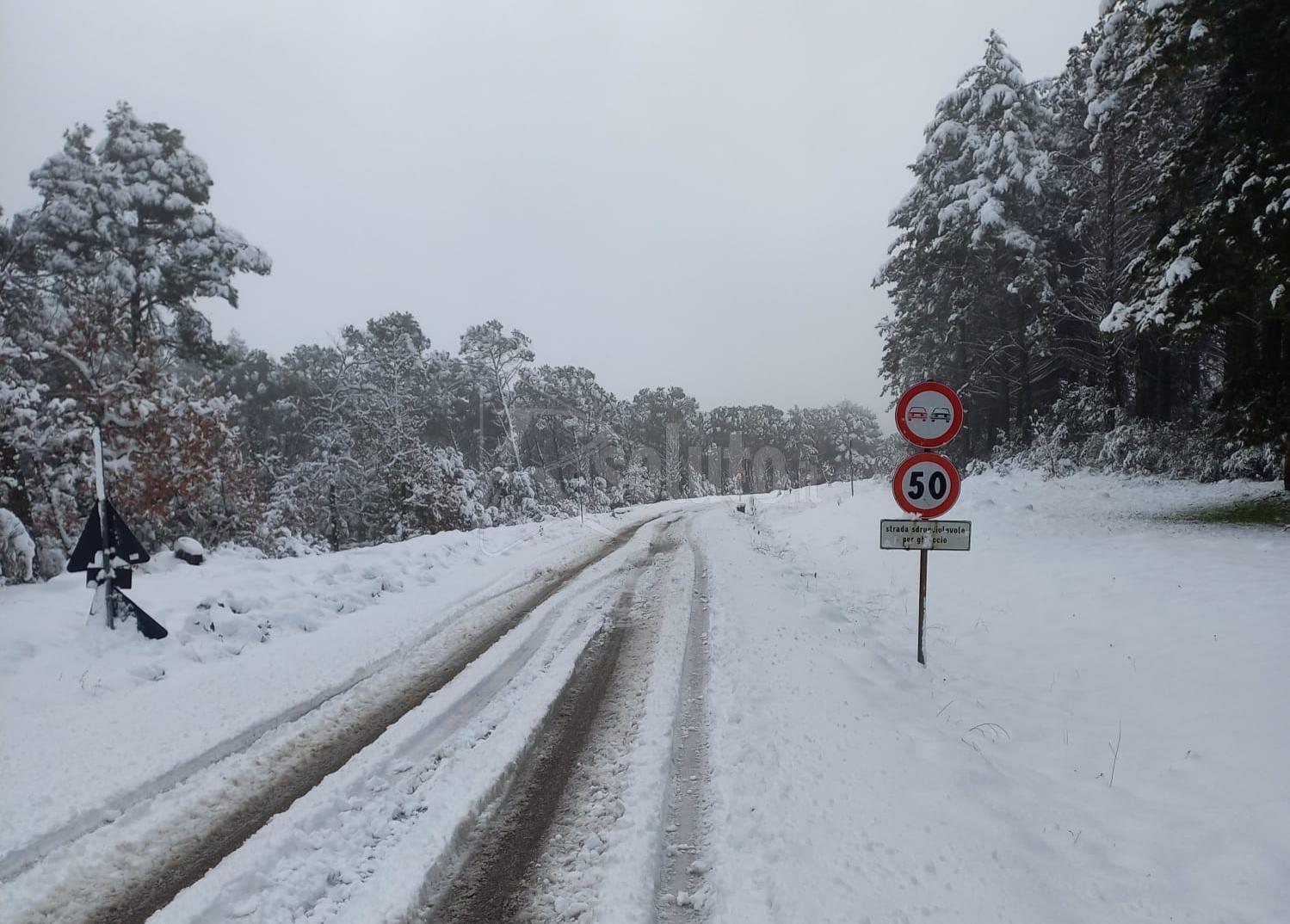Copiosa nevicata notturna a Enna, gelo e disagi