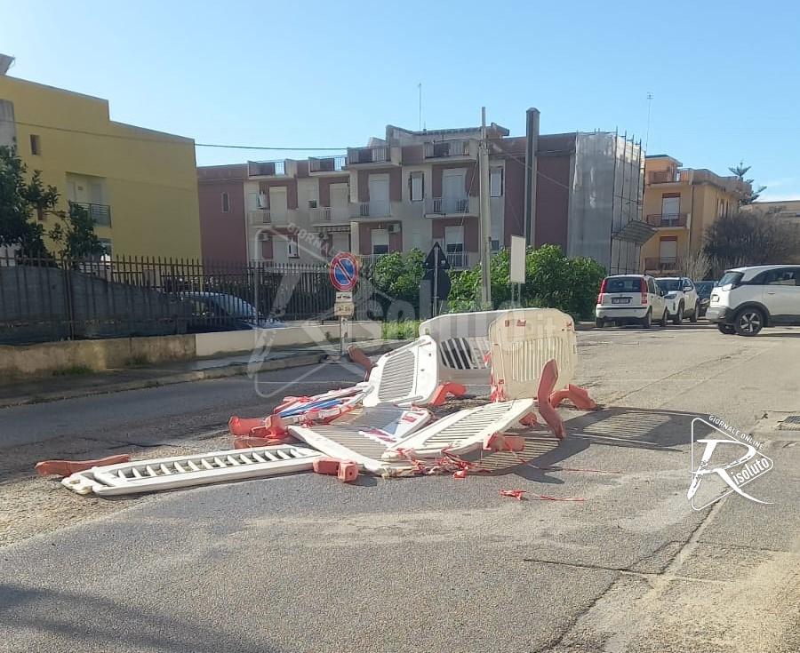 A Sciacca il maltempo abbatte le transenne e torna il pericolo in molte strade