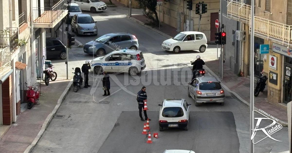 Cedimento della rete idrica in via Mazzini, transenne in strada ma aperta al transito