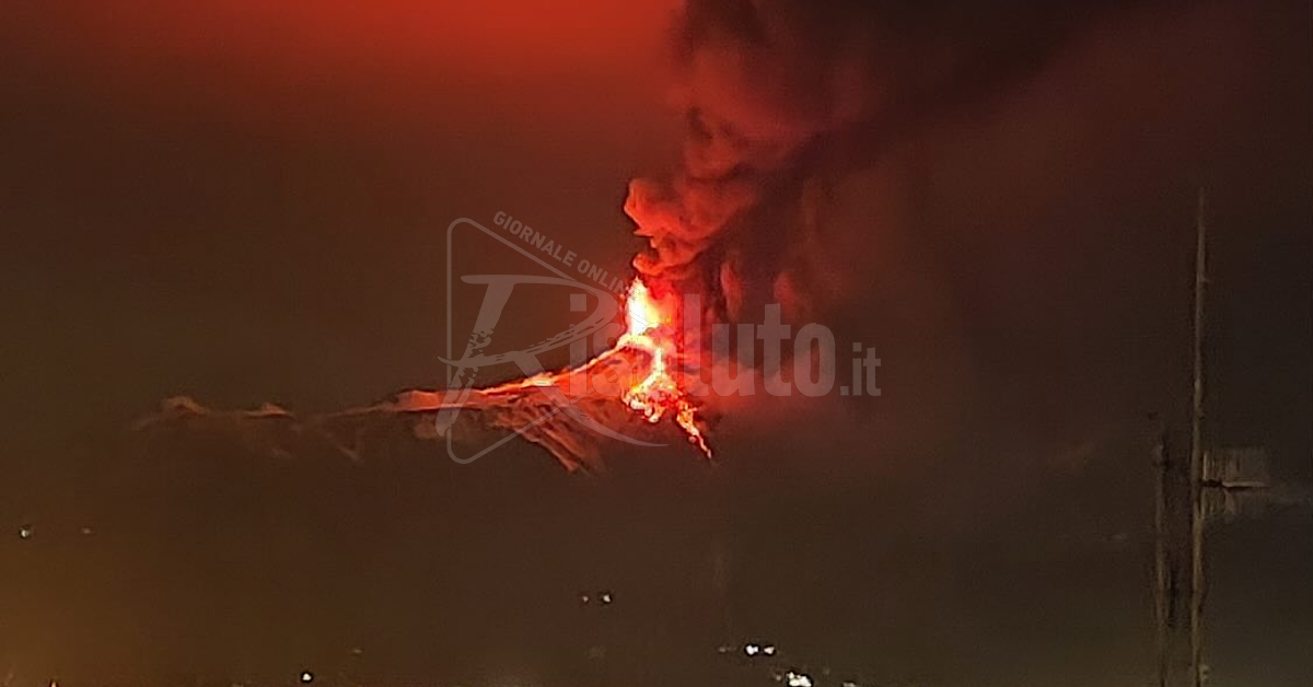 Etna, la colata lavica in Valle del Bove continua ad avanzare