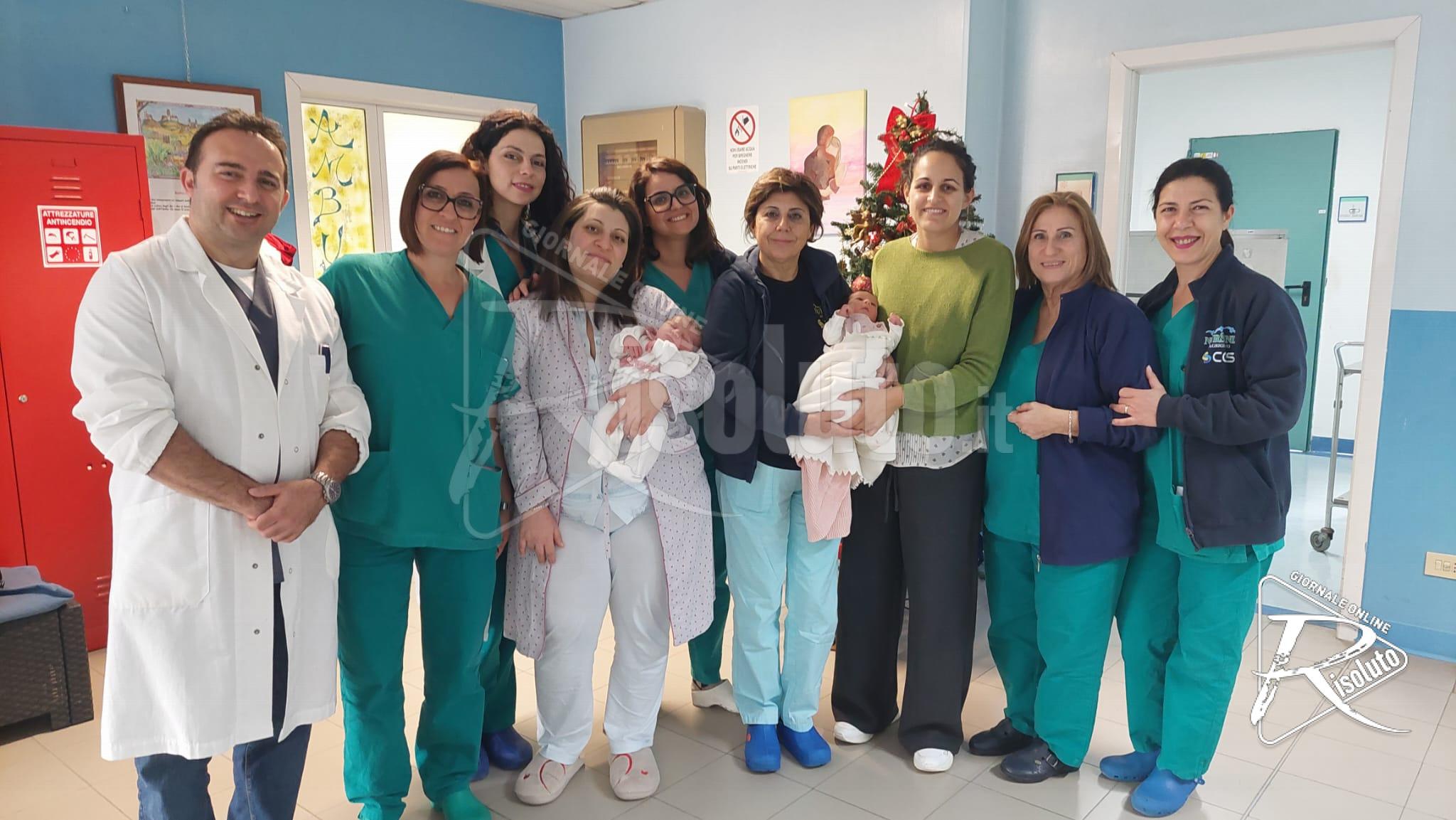 Le emozioni delle mamme della prima nata nel 2026 e l'ultima del 2025 a Sciacca (Video)