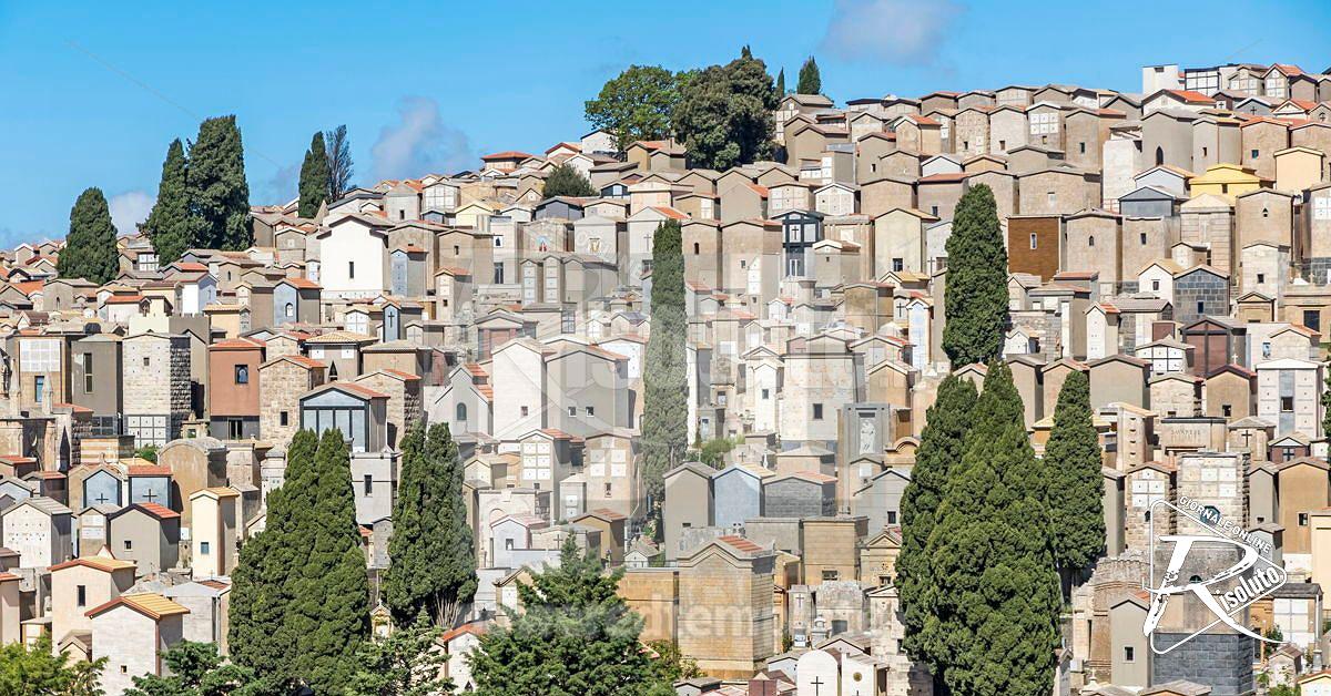 Enna, crolla muretto al cimitero: paura ma nessun ferito