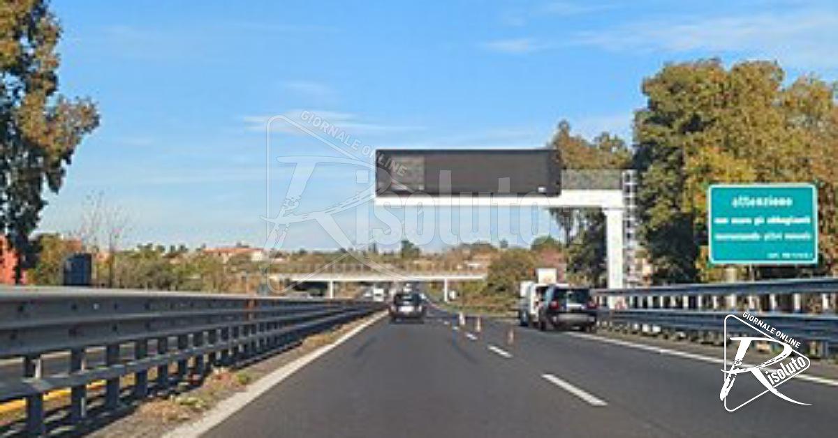 Rapina all’area di servizio San Demetrio Ovest sull’A18, bottino da 500 euro e sigarette