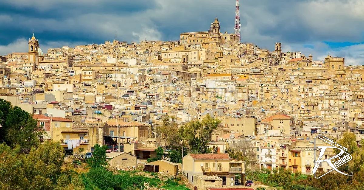 Caltagirone, cade in bici in un burrone privo di guardrail: 16enne salvata da un automobilista