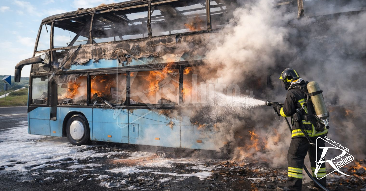 Pullman a fuoco sull’A29, traffico in tilt nel Trapanese