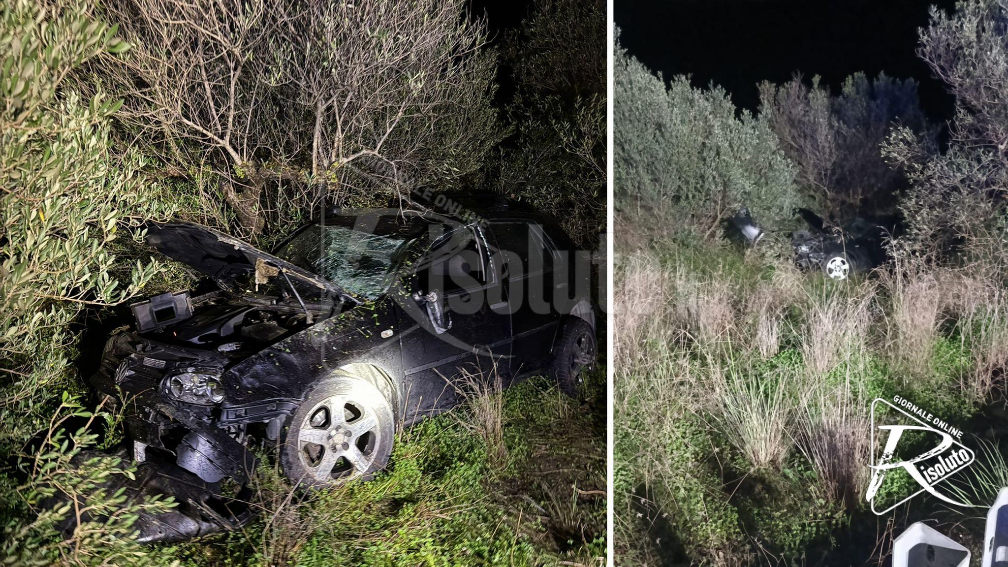 Una Golf sfonda il guard rail e finisce fuori strada sulla 115 a Sciacca