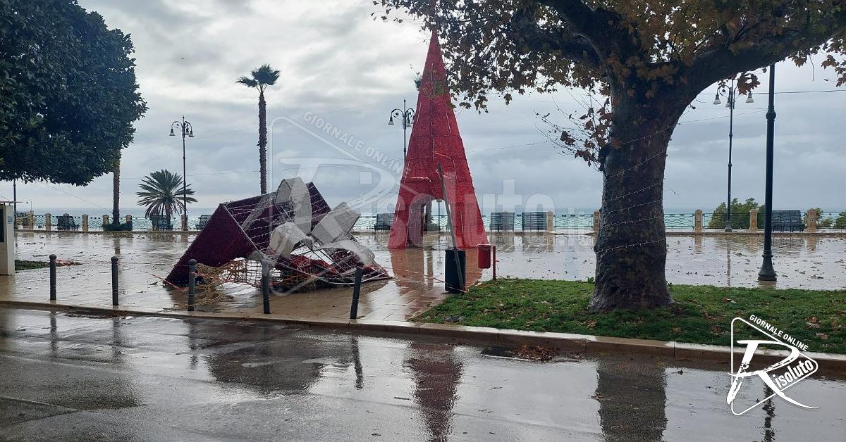 Maltempo a Sciacca, danneggiato un arredo natalizio della piazza Scandaliato