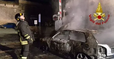 Incendio nella notte a Porto Empedocle, bruciano due auto e uno scooter