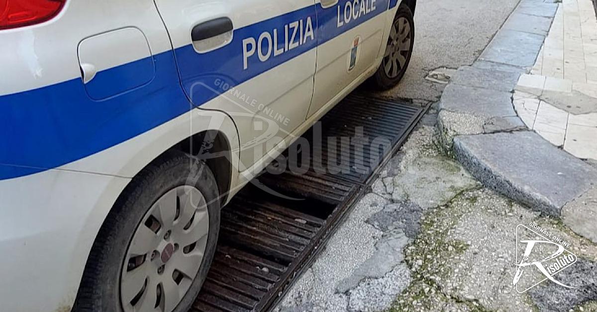 Sciacca, cedimento di un tombino in via Licata e la Municipale di presidio in attesa dei tecnici
