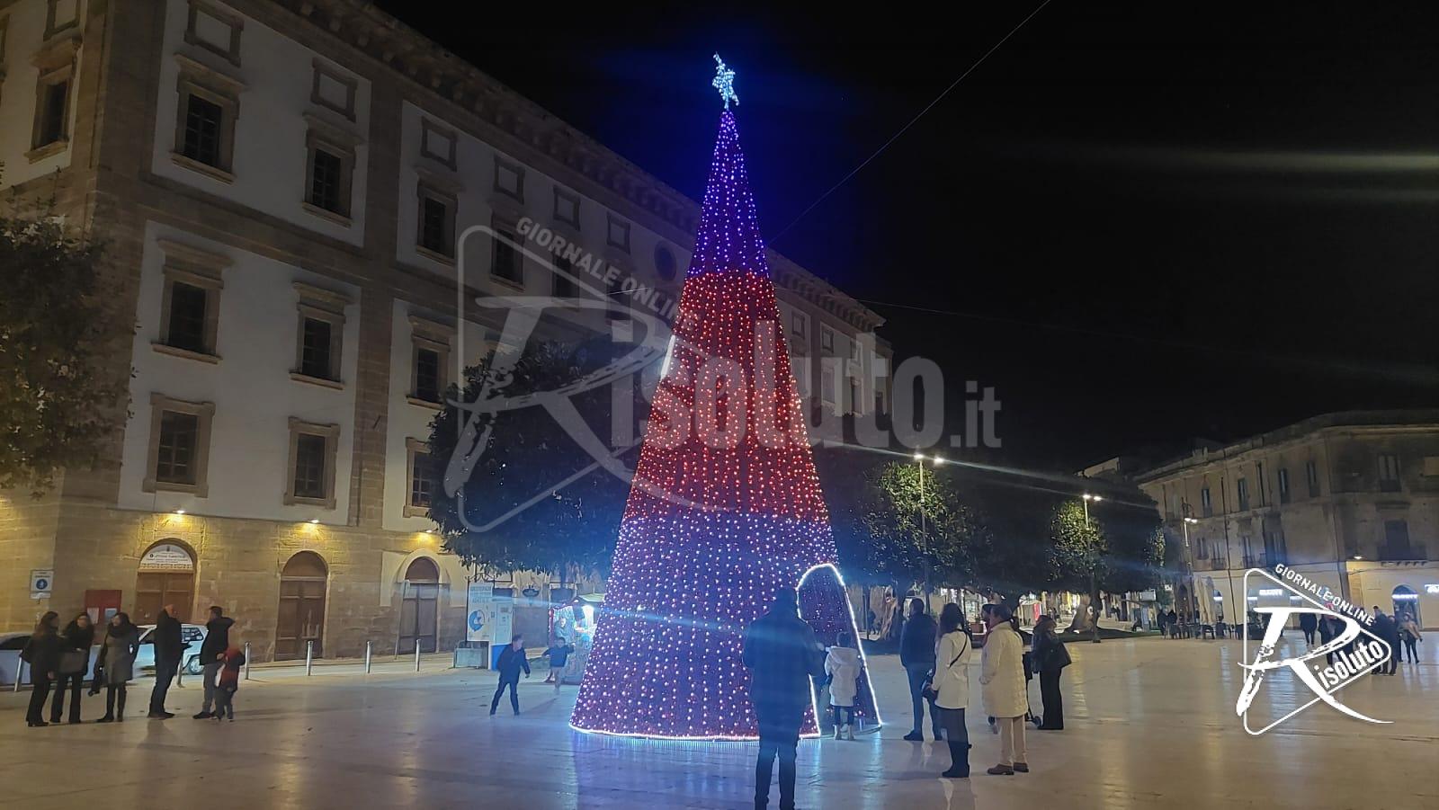 Opinioni sull'albero di Natale di piazza Angelo Scandaliato a Sciacca (Video)