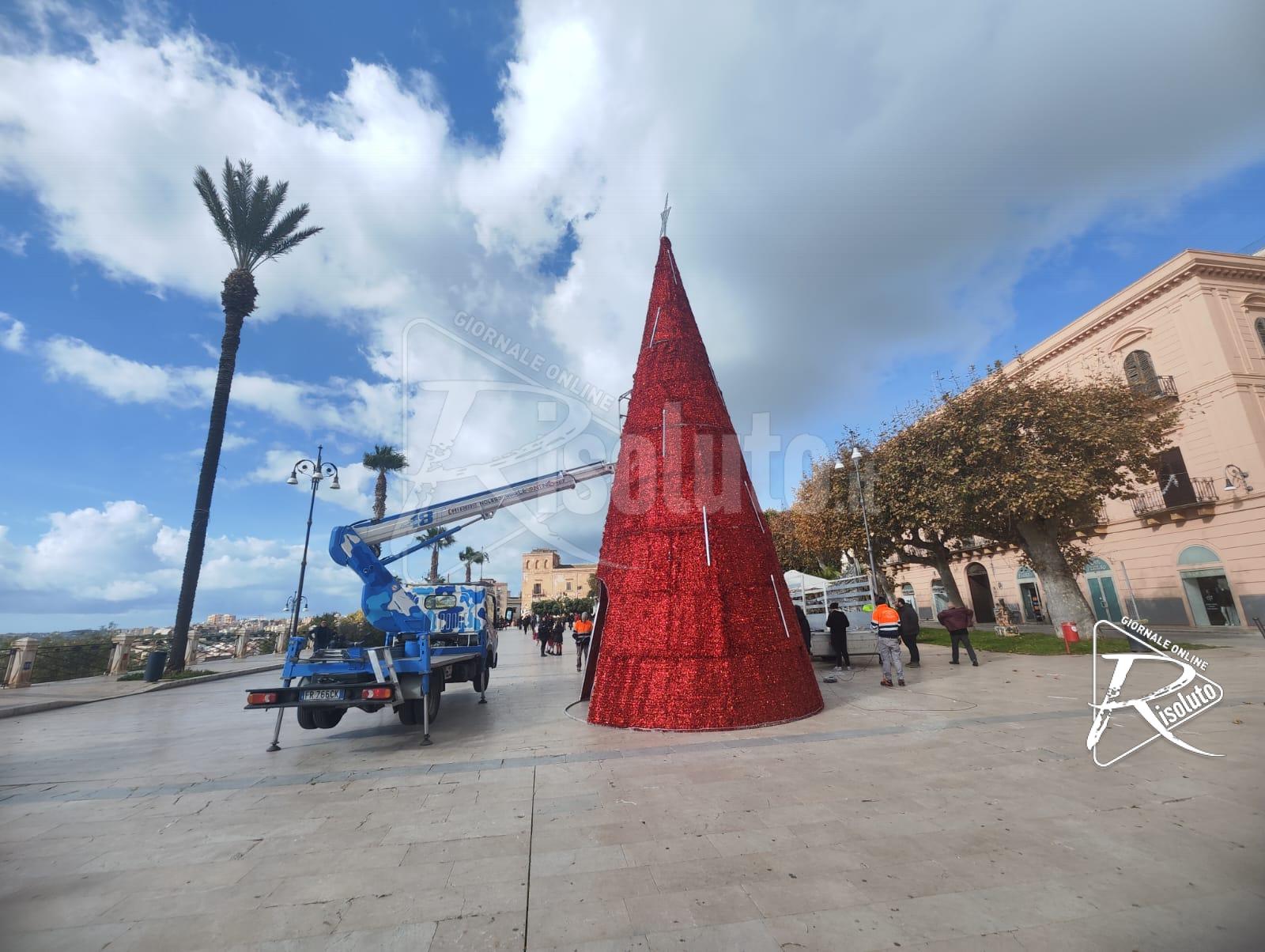 Corsa all'allestimento delle luminarie e dell'albero di piazza Scandaliato a Sciacca