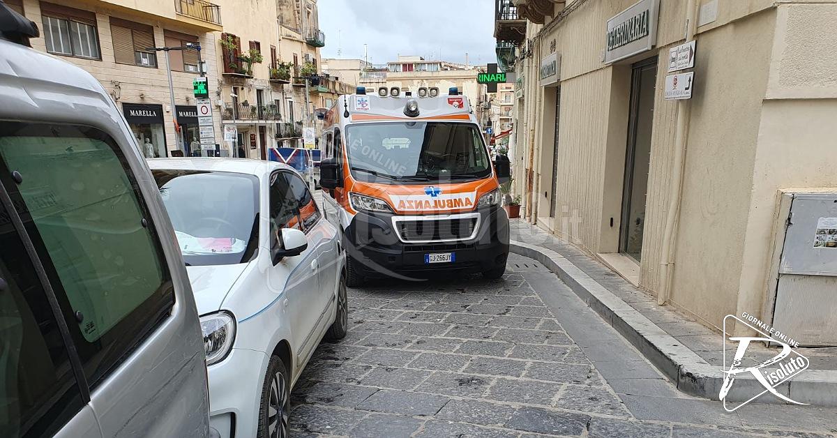 Parcheggio selvaggio a Sciacca e ambulanza bloccata, traffico in tilt per montaggio luminarie