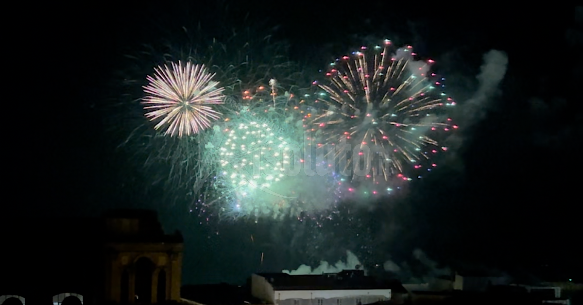 Il consiglio salva il Natale e il Capodanno a Sciacca, soldi anche per i botti