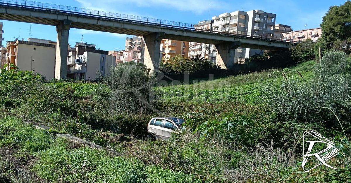 Incidente sulla strada Cansalamone: auto fuori strada, illesi i 2 saccensi a bordo