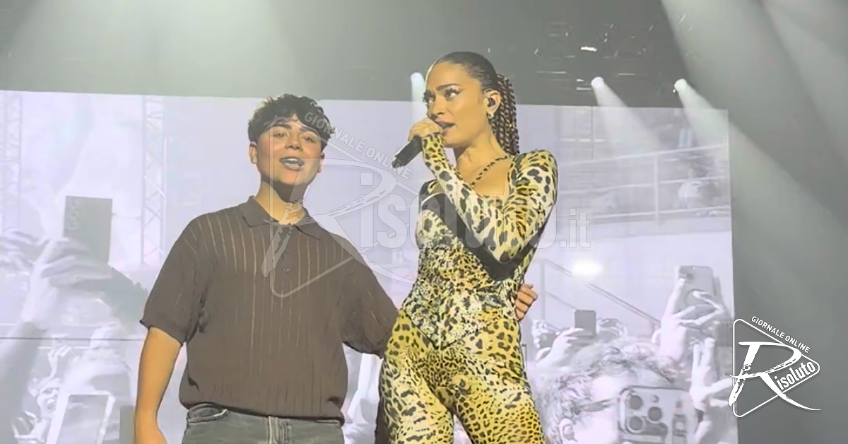 Elodie infiamma Messina, sul palco un duetto con un fan di Sciacca (Video)