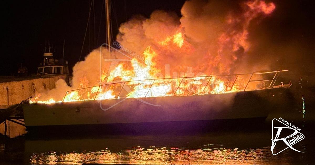 Barca a fuoco a Porto Palo di Menfi (Video)