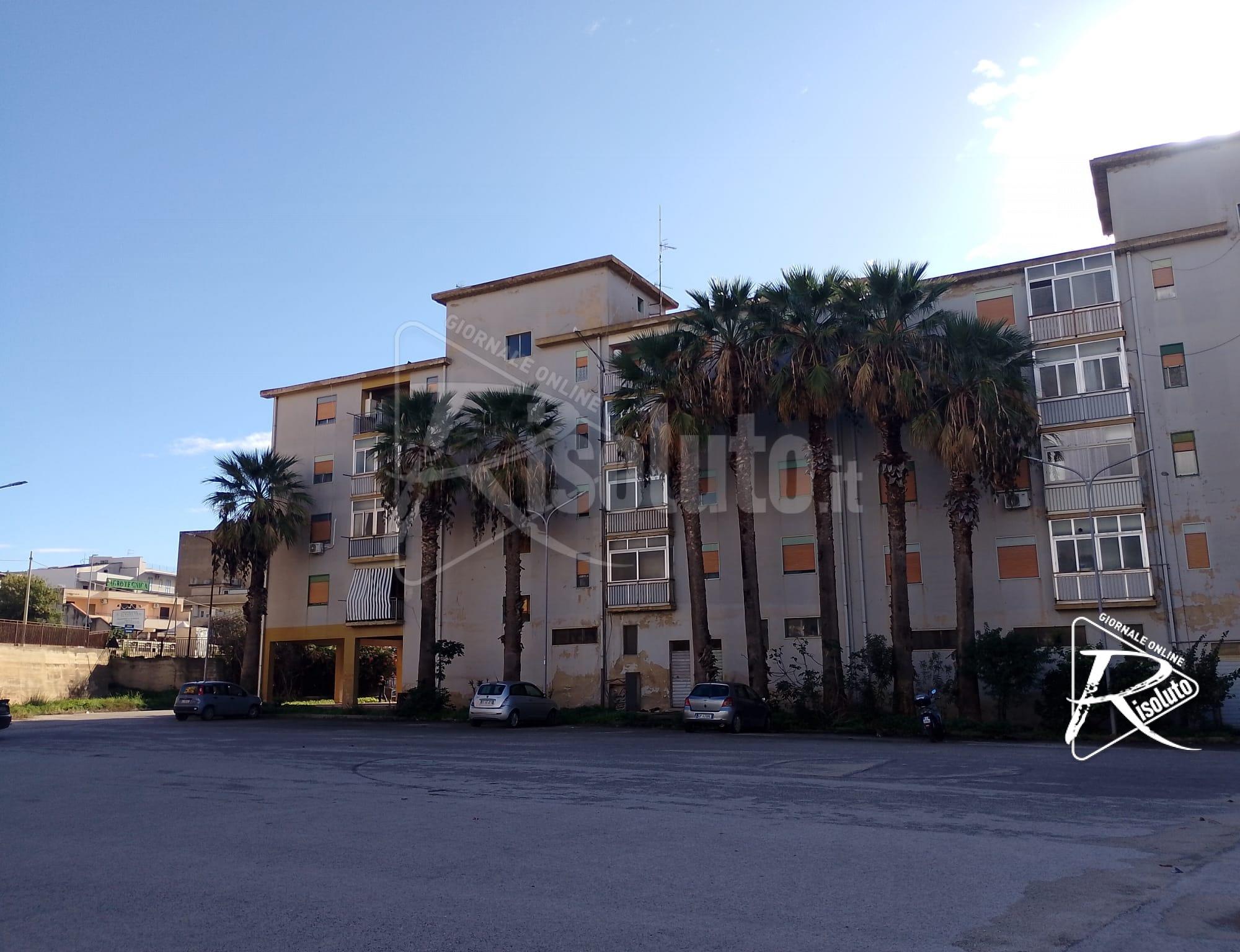 Residenti delle case popolari di contrada Seniazza prigionieri di palme e ratti