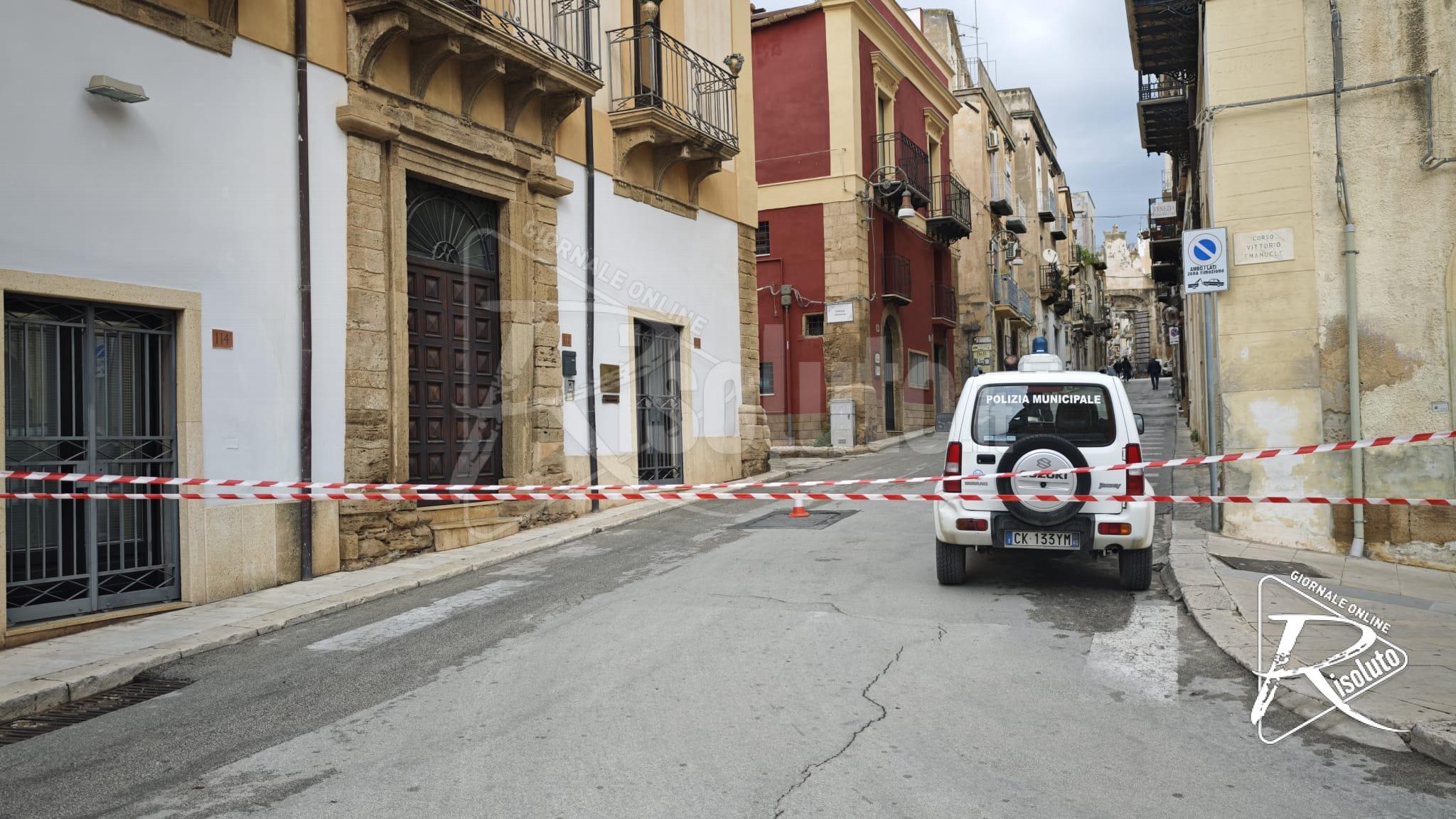 Cede parte di asfalto in via Pietro Gerardi a Sciacca, chiusa al transito
