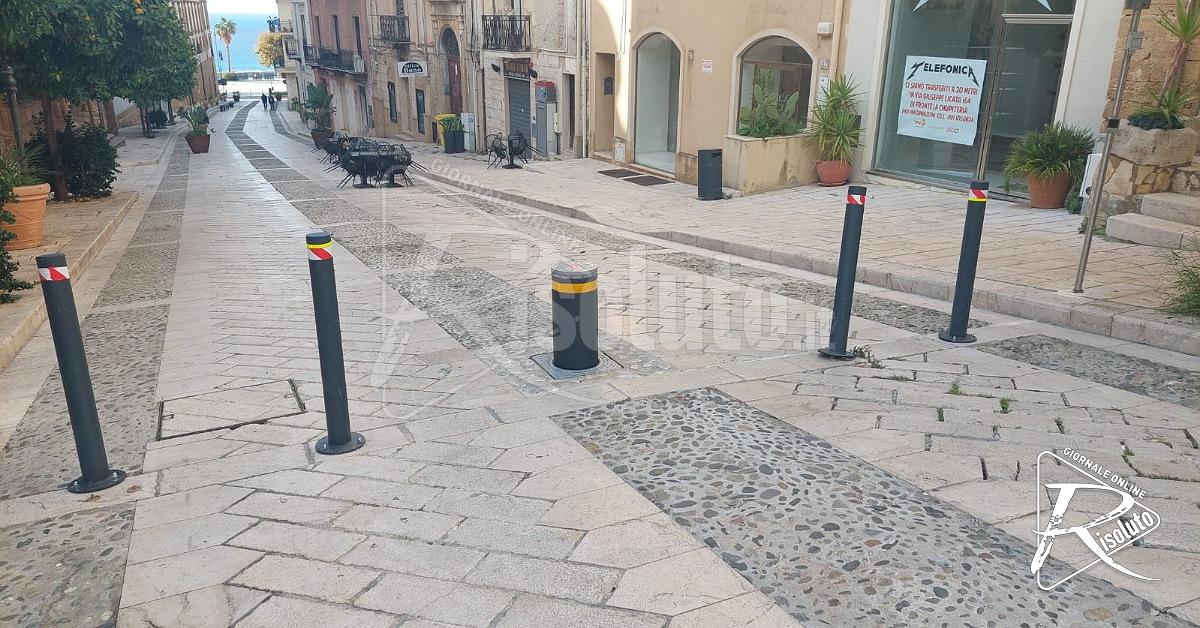 Bulloni staccati dai paletti di via Roma a Sciacca